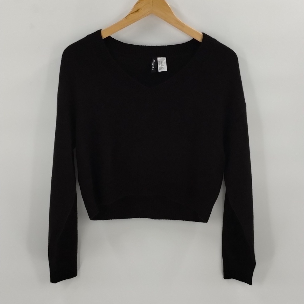 H&M Divided sweater size XS black cropped long sleeve v-neckline H & M